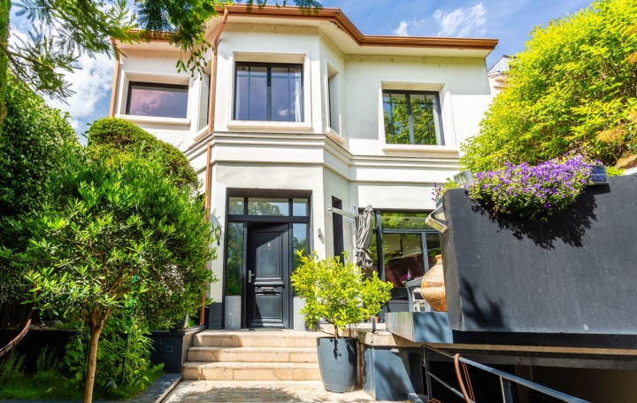 Maison   LYON  120 m2 980 000 € 